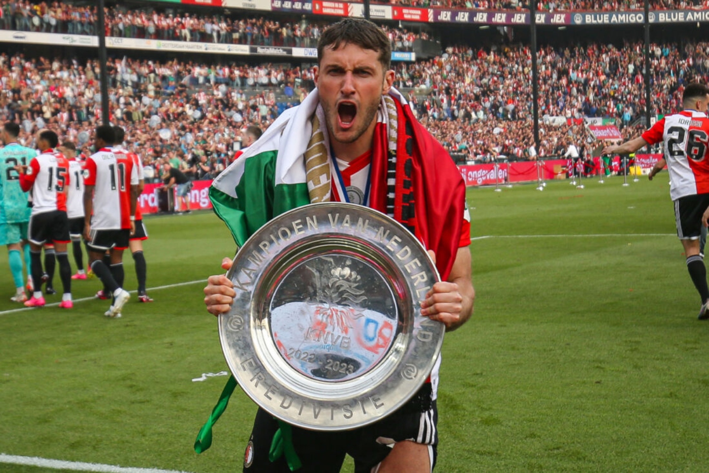 Santiago Giménez renueva con el Feyenoord